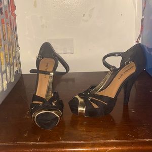 Brand is madden girl and the size is 8 1/2